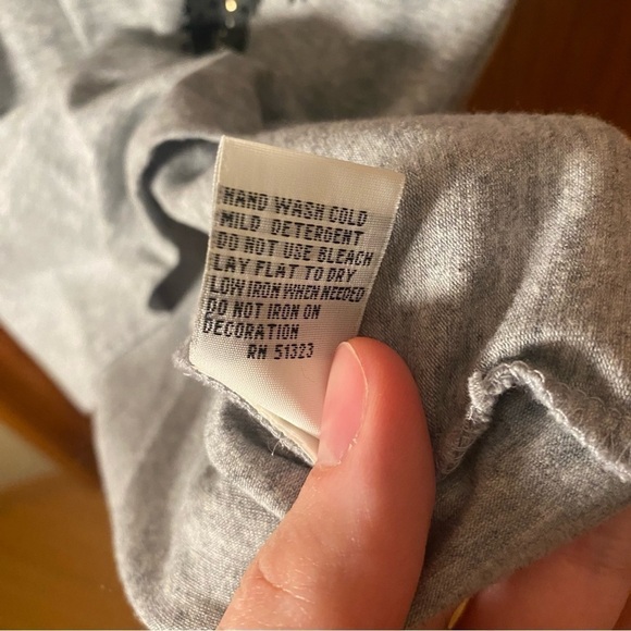 Kenneth Cole Fitted V-Neck T-Shirt with Gray Sparkle Leopard Print - Picture 4 of 6